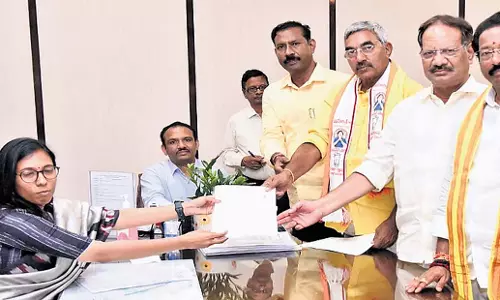 Andhra: अलापति राजेंद्र प्रसाद ने स्नातक एमएलसी चुनाव के लिए पर्चा दाखिल किया