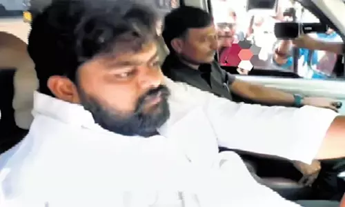 Andhra: दस्तागिरी कडप्पा जेल में पूछताछ के लिए पेश हुए Andhra: दस्तागिरी कडप्पा जेल में पूछताछ के लिए पेश हुए