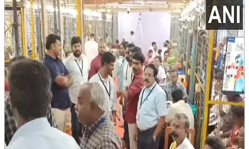 Erode उपचुनाव की मतगणना के लिए स्ट्रांग रूम खुलने के साथ ही सुरक्षा कड़ी कर दी गई Erode उपचुनाव की मतगणना के लिए स्ट्रांग रूम खुलने के साथ ही सुरक्षा कड़ी कर दी गई