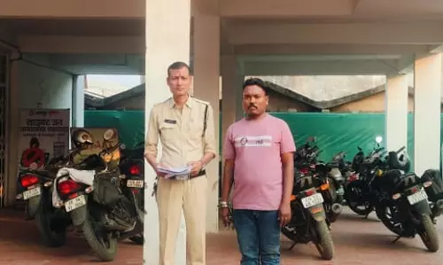 कपड़ा दुकान में लगाया अपना UPI स्कैनर, रायपुर में सेल्समैन गिरफ्तार