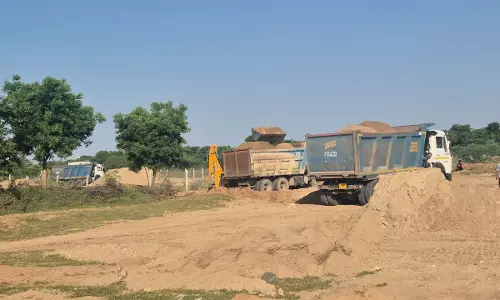 Dausa: प्रशासन ने अवैध बजरी स्टॉक और बिना कन्वर्जन प्लाट काटने को लेकर दिखाए तेवर