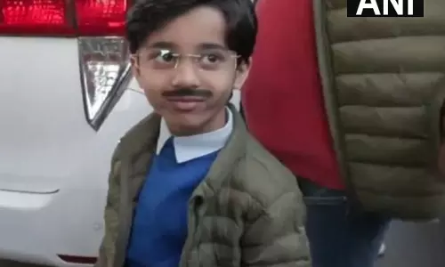 दिल्ली विधानसभा चुनाव: मतगणना के दिन युवा आप समर्थक ने Kejriwal की पोशाक पहनी