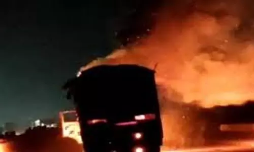 Lucknow: ट्रक में लगी आग, लाखों का सामान राख