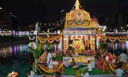 Andhra: पार्थसारथी स्वामी ने अपनी पत्नियों के साथ भक्तों को दिया आशीर्वाद