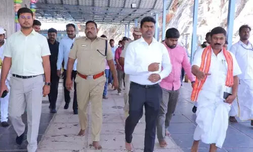 Andhra: कलेक्टर ने अधिक प्रसादम काउंटर खोलने का सुझाव दिया
