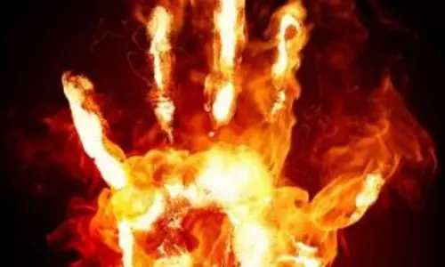Kanpur: एक व्यापारी ने अपनी पत्नी को जिंदा जलाने की कोशिश की Kanpur: एक व्यापारी ने अपनी पत्नी को जिंदा जलाने की कोशिश की