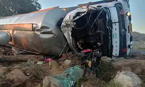 Karnataka: दूध का टैंकर पलटने से दो लोगों की मौत
