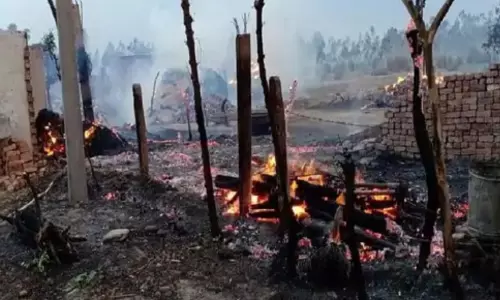 Ghazipur: आग लगने से कई झोपड़ियां जलकर राख हुई Ghazipur: आग लगने से कई झोपड़ियां जलकर राख हुई