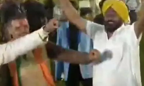 प्रचार के दौरान मिले बीजेपी और कांग्रेस के मेयर प्रत्याशी DJ सॉन्ग पर झूमे