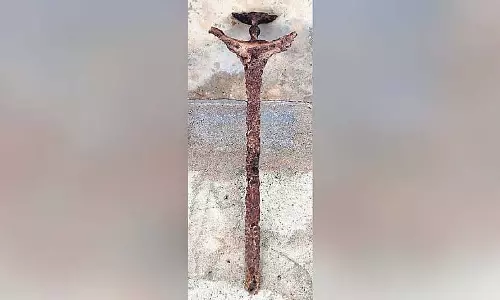 Khammam के किसान को खेत में काकतीय युग की तलवार मिली Khammam के किसान को खेत में काकतीय युग की तलवार मिली