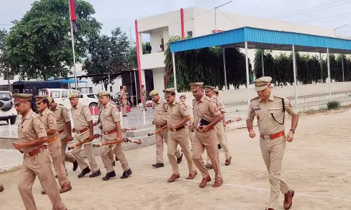 Jhansi: पुलिस अधीक्षक मोहम्मद मुश्ताक ने परेड का निरीक्षण किया