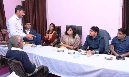 Madhupur: जिला कलेक्टर ने ग्राम पंचायत डिडायच में रात्रि चौपाल कर सुनी ग्रामीणों की समस्याएं