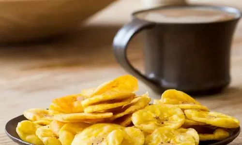 Recipe: घर पर बनाएं ये हेल्दी और स्वादिष्ट स्नैक - कच्चे केले के चिप्स Recipe: घर पर बनाएं ये हेल्दी और स्वादिष्ट स्नैक - कच्चे केले के चिप्स