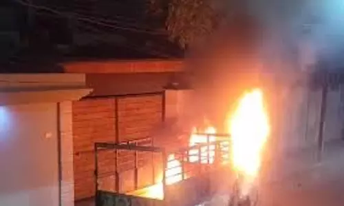 Ludhiana: चलती पिकअप  में अचानक लगी आग, दहशत में लोग