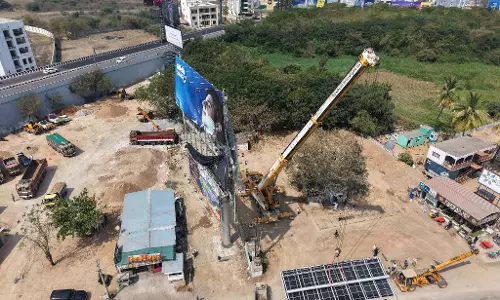 HYDRAA ने शमशाबाद में यूनिपोल होर्डिंग हटाए HYDRAA ने शमशाबाद में यूनिपोल होर्डिंग हटाए