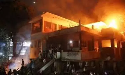 प्रदर्शनकारियों ने अवामी लीग नेताओं के घरों पर हमला किया