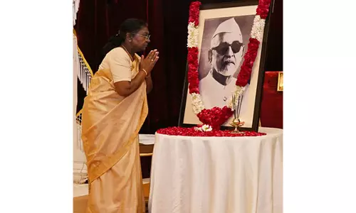President Draupadi Murmu ने जाकिर हुसैन की जयंती पर उन्हें पुष्पांजलि अर्पित की