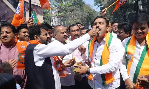 Karnataka: भाजपा कार्यालय में जश्न, विजयेंद्र बोले- केजरीवाल का मुखौटा नहीं उतरा