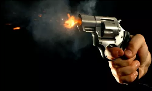 Kasganj: शादी समारोह में गोली लगने से रिपोर्टर की मौत, पोस्टमार्टम के लिए भेजा शव Kasganj: शादी समारोह में गोली लगने से रिपोर्टर की मौत, पोस्टमार्टम के लिए भेजा शव