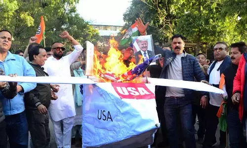 Jalandhar: कांग्रेस ने निर्वासितों को बेड़ियों में जकड़ने के विरोध में प्रदर्शन किया, पुतले फूंके