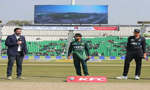 ODI Tri-series: न्यूजीलैंड ने टॉस जीतकर बल्लेबाजी का फैसला किया ODI Tri-series: न्यूजीलैंड ने टॉस जीतकर बल्लेबाजी का फैसला किया