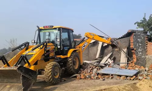 NCR Ghaziabad: जीडीए की टीम ने अवैध कॉलोनी पर चलाया बुलडोजर