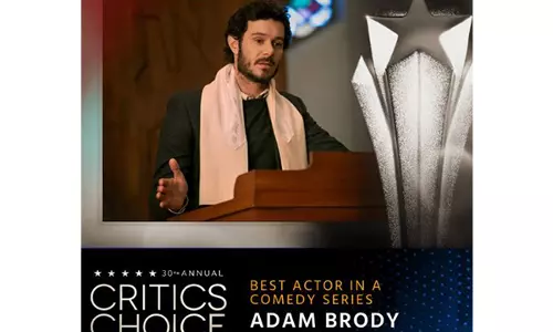 Adam Brody ने 2025 क्रिटिक्स चॉइस अवार्ड्स में कॉमेडी सीरीज़ में सर्वश्रेष्ठ अभिनेता का पुरस्कार जीता