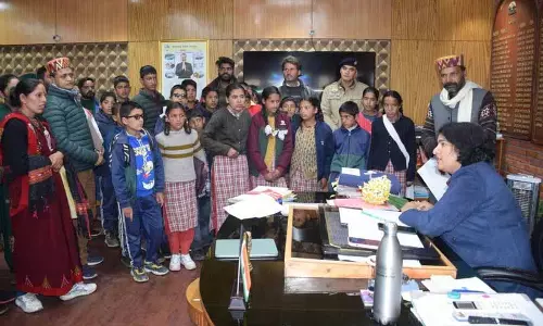 छात्रों ने DC से मिलकर स्कूल भवन निर्माण की मांग की छात्रों ने DC से मिलकर स्कूल भवन निर्माण की मांग की