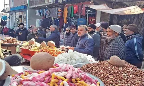 Jammu: खाद्य सुरक्षा विभाग ने सड़क किनारे स्थित भोजनालयों का निरीक्षण किया