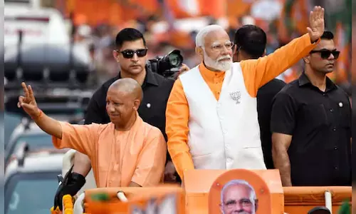 भाजपा 27 साल बाद दिल्ली में सरकार बनाने जा रही, AAP का गिरा ग्राफ, कांग्रेस साफ...केजरीवाल के आवास के बाहर जमा हुए बीजेपी कार्यकर्ता