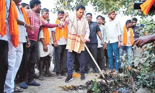 Andhra: विधायक ने स्वच्छता कार्य का लिया जिम्मा Andhra: विधायक ने स्वच्छता कार्य का लिया जिम्मा