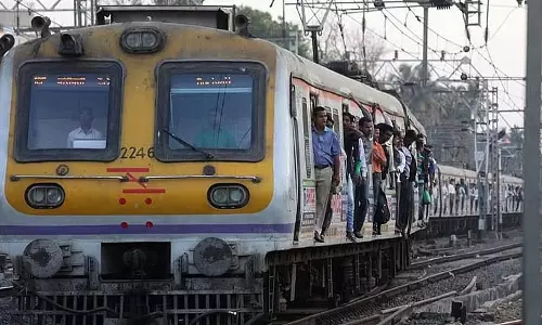 Maharashtra: हार्बर, सेंट्रल और वेस्टर्न लाइनों पर सेवाएं निलंबित रहेंगी Maharashtra: हार्बर, सेंट्रल और वेस्टर्न लाइनों पर सेवाएं निलंबित रहेंगी