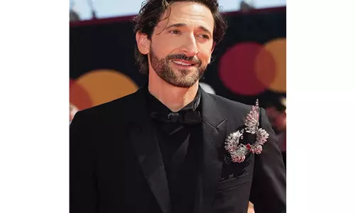 क्रिटिक्स चॉइस अवार्ड जीतने के बाद Adrian Brody ने जॉर्जिना चैपमैन पर प्यार बरसाया