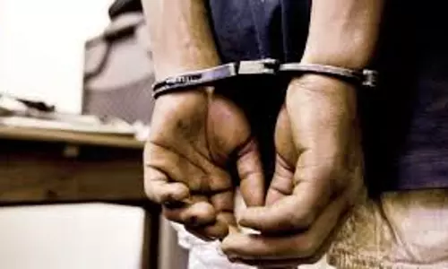 Khandwa: 11 लाख रुपये की संपत्ति बरामद, आरोपी गिरफ्तार Khandwa: 11 लाख रुपये की संपत्ति बरामद, आरोपी गिरफ्तार