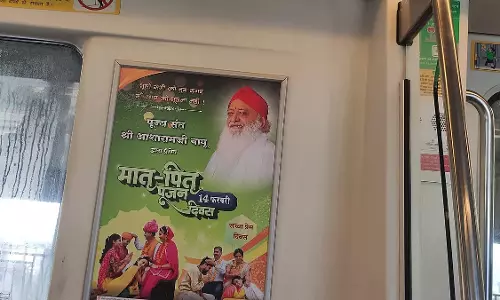 Delhi Metro में बलात्कार के दोषी आसाराम का विज्ञापन पोस्टर दिखा, लोग नाराज़
