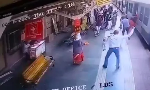महिला पुलिसकर्मी की बहादुरी, ट्रेन के नीचे जाने से बाल-बाल बची महिला यात्री
