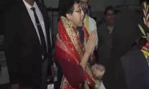 विजयी होने के बाद Atishi पहुंचीं घर, समर्थकों ने किया गर्मजोशी से स्वागत