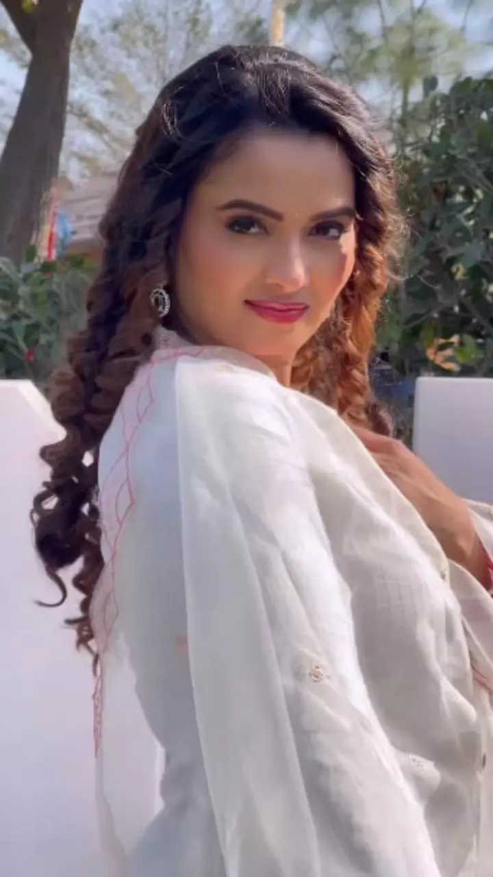 नीलम गिरी की दिलकश अदाएं