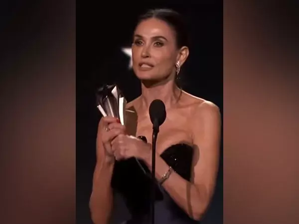 Demi Moore ने क्रिटिक्स चॉइस अवार्ड जीतने पर कहा -कृतज्ञता से भरी हुई