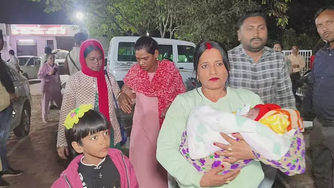 जिला अस्पताल में बच्चों की अदला-बदली, महिलाओं को सौंपे गए वास्तविक बच्चे जिला अस्पताल में बच्चों की अदला-बदली, महिलाओं को सौंपे गए वास्तविक बच्चे