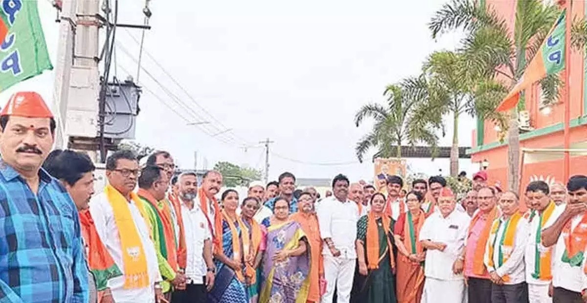 Andhra: गुंटूर में जीत पर भाजपा नेताओं में खुशी Andhra: गुंटूर में जीत पर भाजपा नेताओं में खुशी
