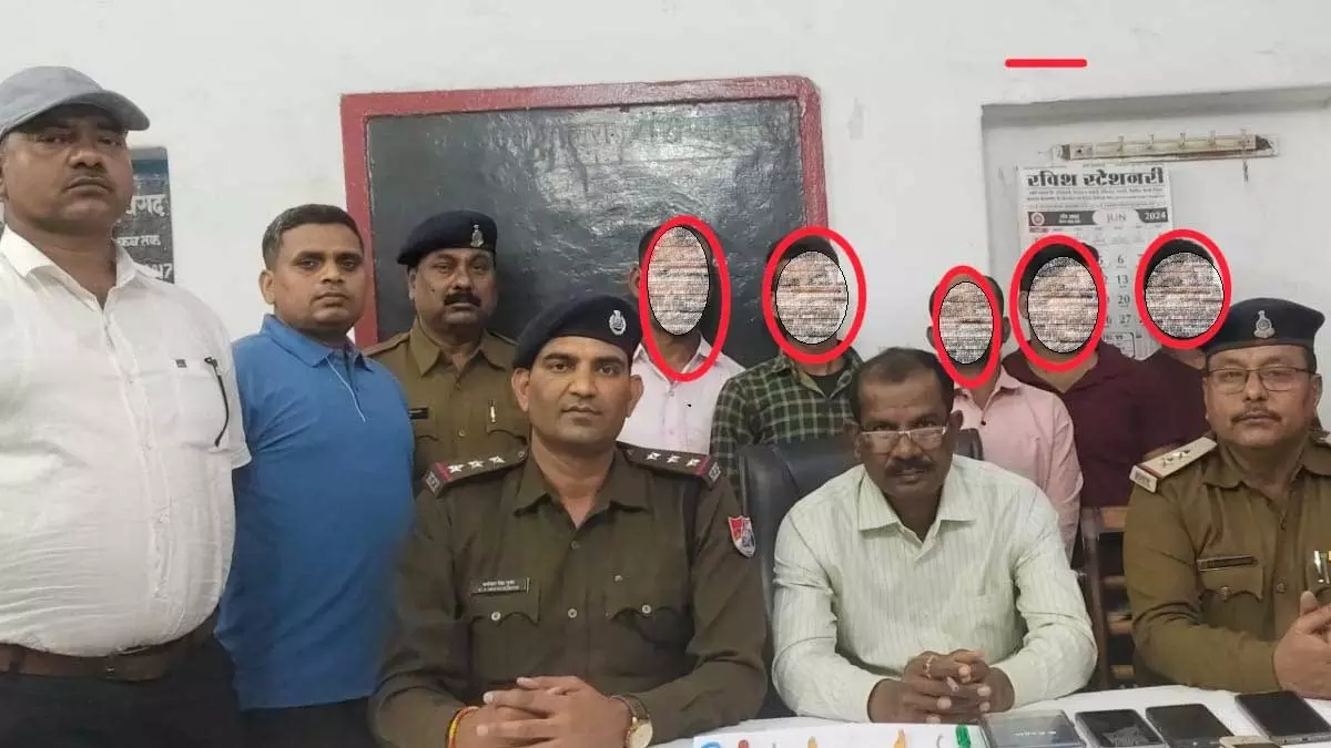 छत्तीसगढ़: बिहार के पेपर गैंग के 5 शातिर गिरफ्तार, महिला यात्री से चुराए 7 तोला सोने के आभूषण बरामद छत्तीसगढ़: बिहार के पेपर गैंग के 5 शातिर गिरफ्तार, महिला यात्री से चुराए 7 तोला सोने के आभूषण बरामद