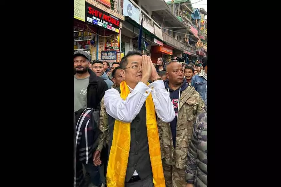 भारतीय Gorkha जनशक्ति मोर्चा के प्रमुख अजय एडवर्ड्स ने चाय बोनस-भूमि विरोध को बढ़ावा दिया भारतीय Gorkha जनशक्ति मोर्चा के प्रमुख अजय एडवर्ड्स ने चाय बोनस-भूमि विरोध को बढ़ावा दिया