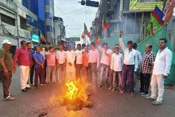 NSUI ने फूंका रांची विश्वविद्यालय के कुलपति का पुतला