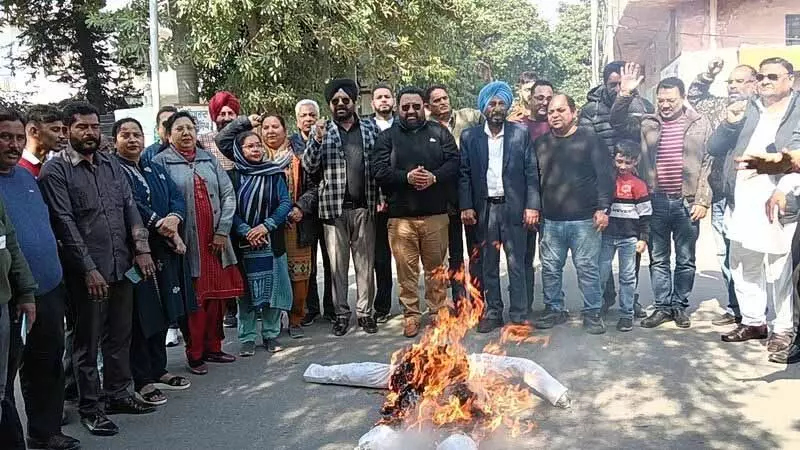 Punjab: कांग्रेस कार्यकर्ताओं ने केंद्र सरकार का पुतला फूंका