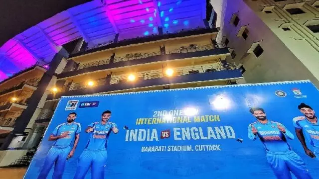 भारत और England दोनों टीमें भारत बनाम इंग्लैंड दूसरे वनडे के लिए बाराबती स्टेडियम पहुंचीं