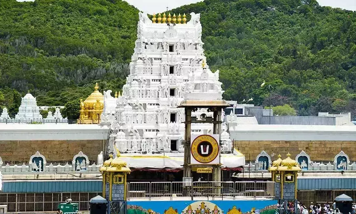 Tirumala में श्रद्धालुओं की भीड़ बढ़ी, सर्व दर्शन में लगेंगे 18 घंटे