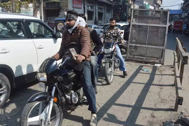 Lakkar Bridge पर यात्री जोखिम भरा रास्ता अपनाना जारी