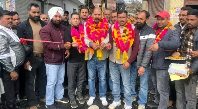 Jammu: डॉ. भगत ने 145 लाख रुपये के विकास कार्यों का किया शुभारंभ Jammu: डॉ. भगत ने 145 लाख रुपये के विकास कार्यों का किया शुभारंभ