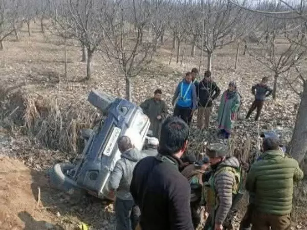 Baramulla में महबूबा मुफ्ती की एस्कॉर्ट गाड़ी सड़क से फिसली, तीन पुलिसकर्मी घायल Baramulla में महबूबा मुफ्ती की एस्कॉर्ट गाड़ी सड़क से फिसली, तीन पुलिसकर्मी घायल